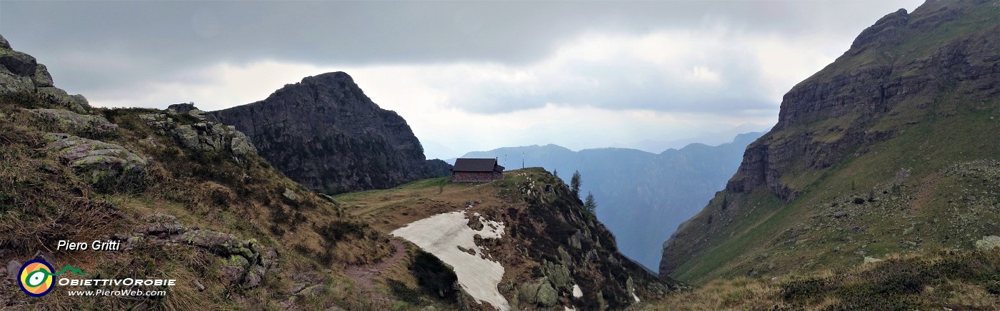 74 Discendo al Bivacco Tre Pizzi  (2050 m) appollaito a precipizio sulla Val Fondra tra Pietra Quadra-Croce di Branzi a dx e Mencucca a sx.jpg